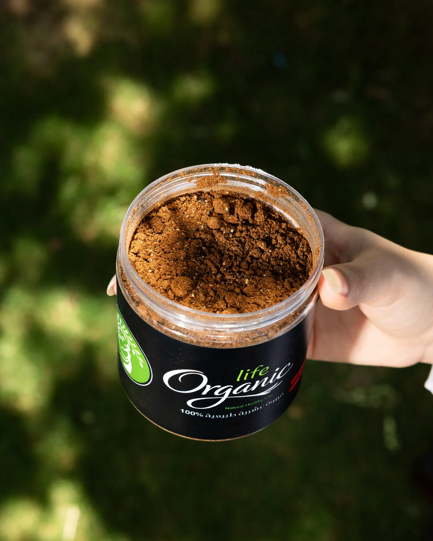 علبة Organic Life مفتوحة تكشف خلطة القهوة العشبية
